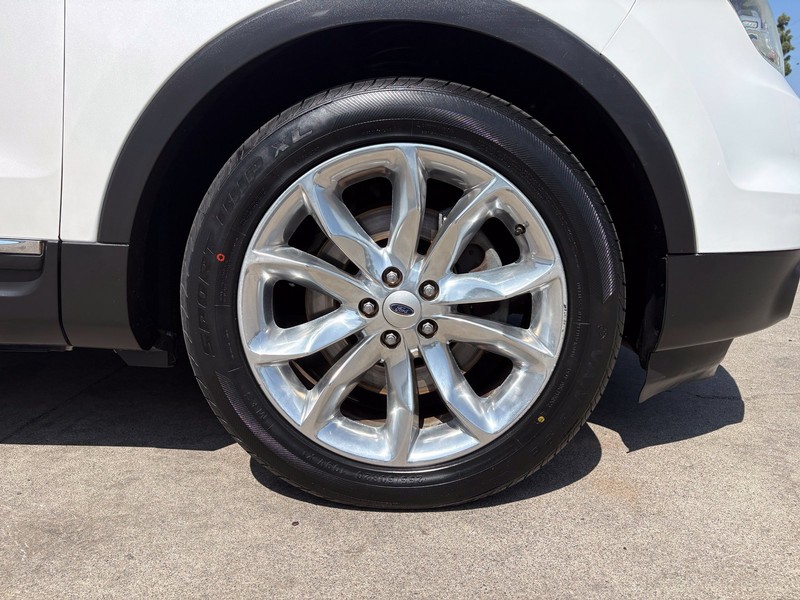Ford Explorer Vehicle Full-screen Gallery Image 13