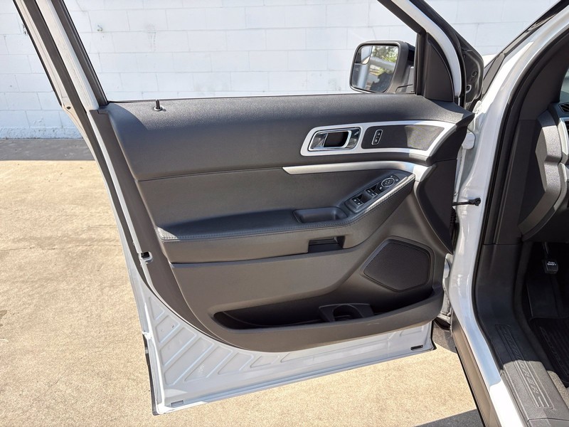 Ford Explorer Vehicle Full-screen Gallery Image 14