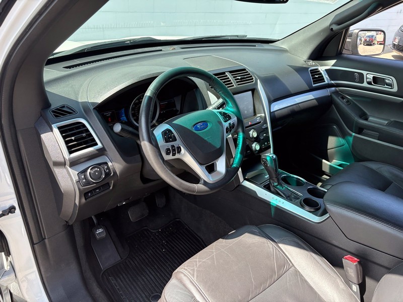 Ford Explorer Vehicle Full-screen Gallery Image 15