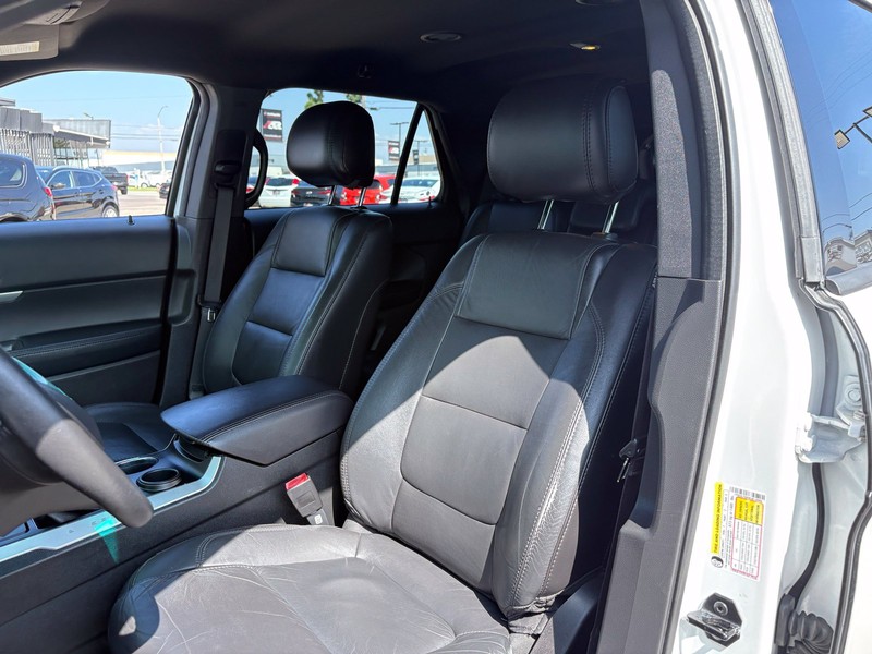 Ford Explorer Vehicle Full-screen Gallery Image 16