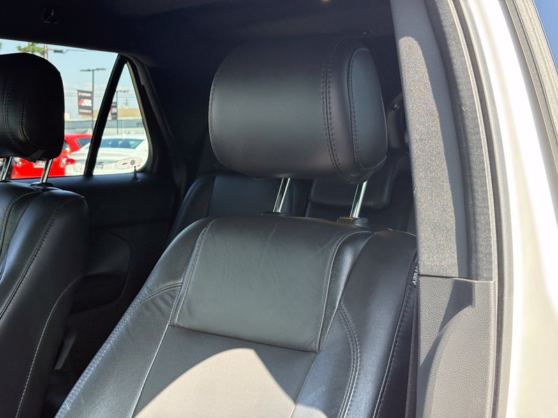 Ford Explorer Vehicle Full-screen Gallery Image 17