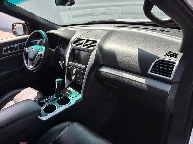 Ford Explorer Vehicle Full-screen Gallery Image 18