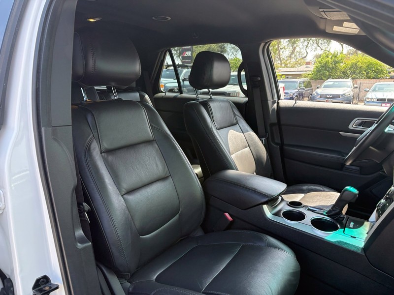 Ford Explorer Vehicle Full-screen Gallery Image 19