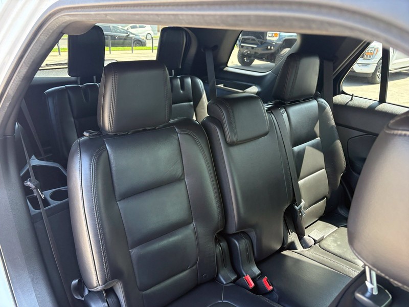 Ford Explorer Vehicle Full-screen Gallery Image 20