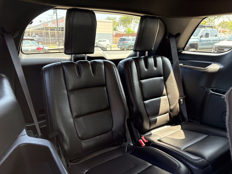 Ford Explorer Vehicle Full-screen Gallery Image 21
