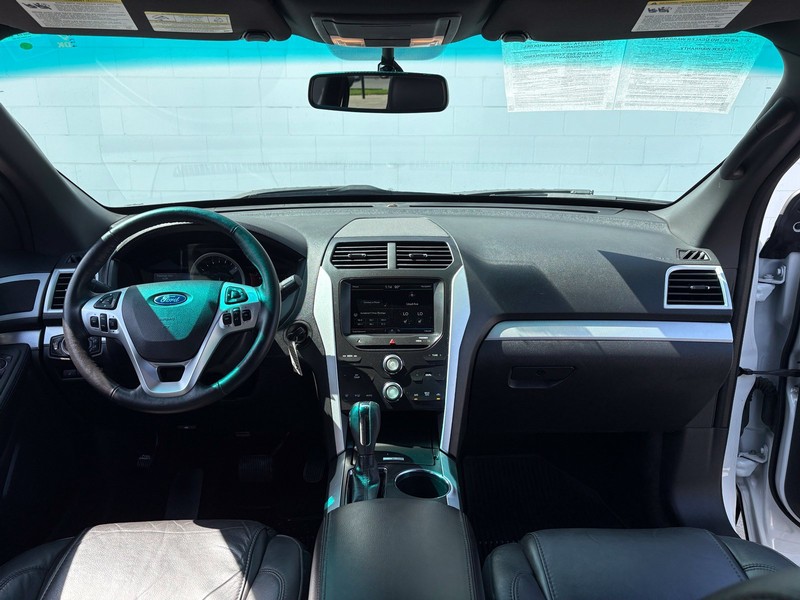 Ford Explorer Vehicle Full-screen Gallery Image 22