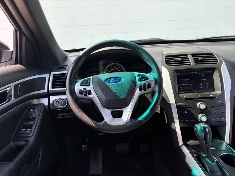 Ford Explorer Vehicle Full-screen Gallery Image 24