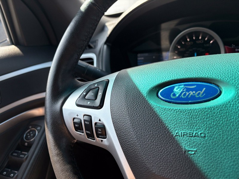 Ford Explorer Vehicle Full-screen Gallery Image 25