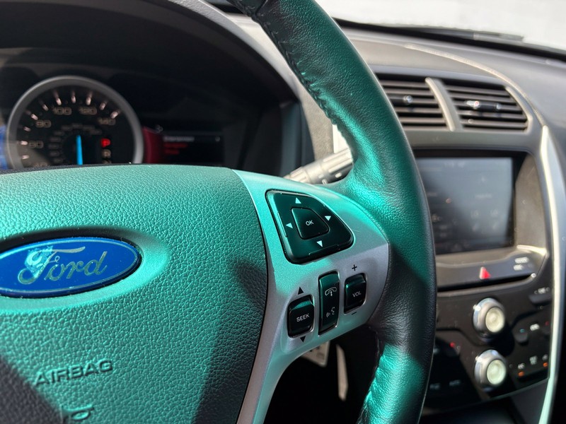Ford Explorer Vehicle Full-screen Gallery Image 26