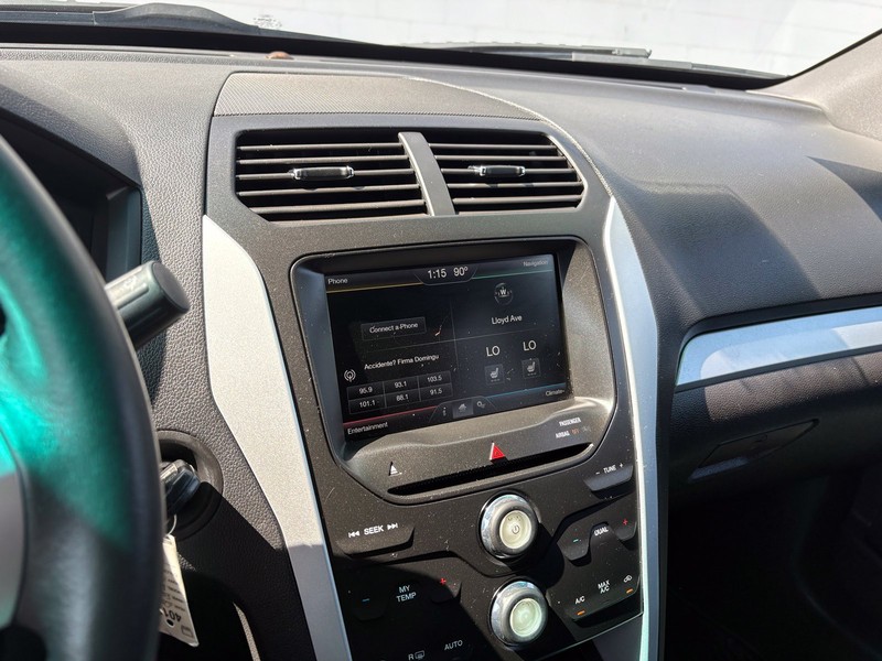 Ford Explorer Vehicle Full-screen Gallery Image 28