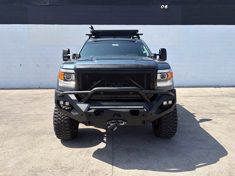 GMC Sierra 2500HD Vehicle Full-screen Gallery Image 02