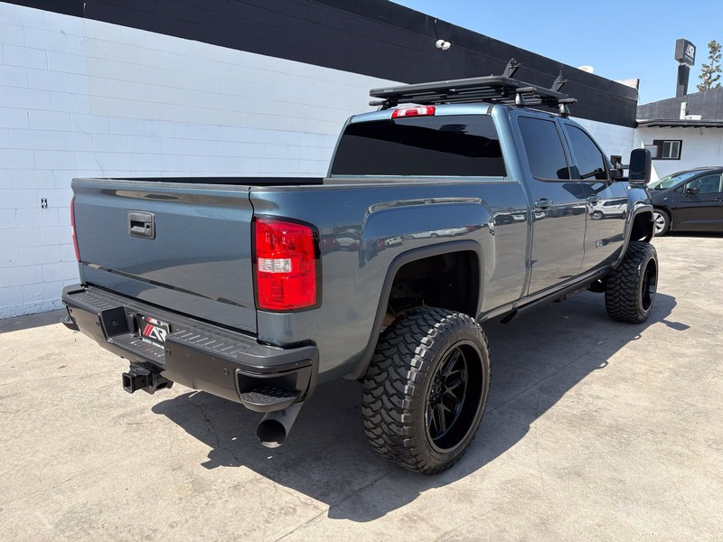 GMC Sierra 2500HD Vehicle Full-screen Gallery Image 05