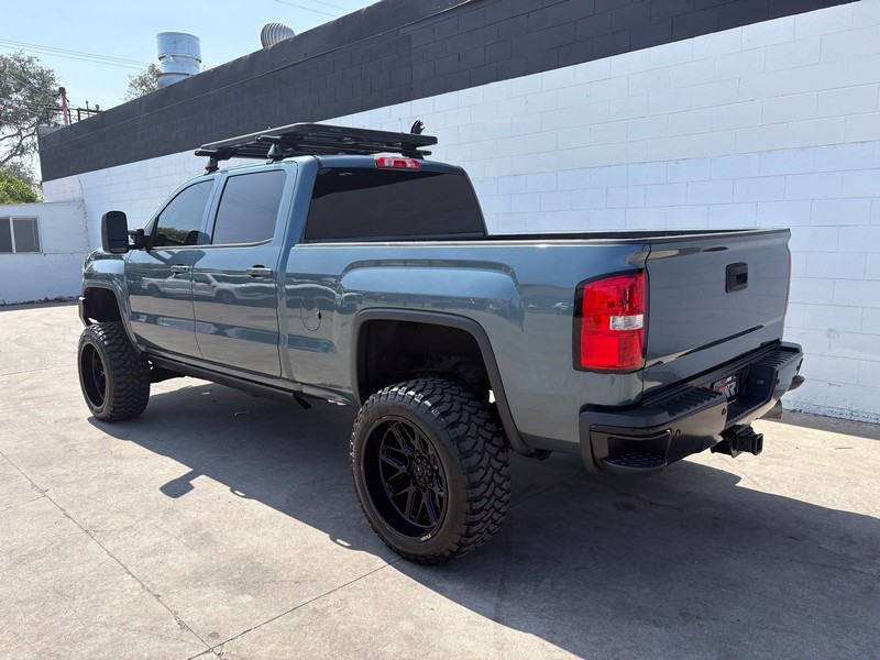 GMC Sierra 2500HD Vehicle Full-screen Gallery Image 11
