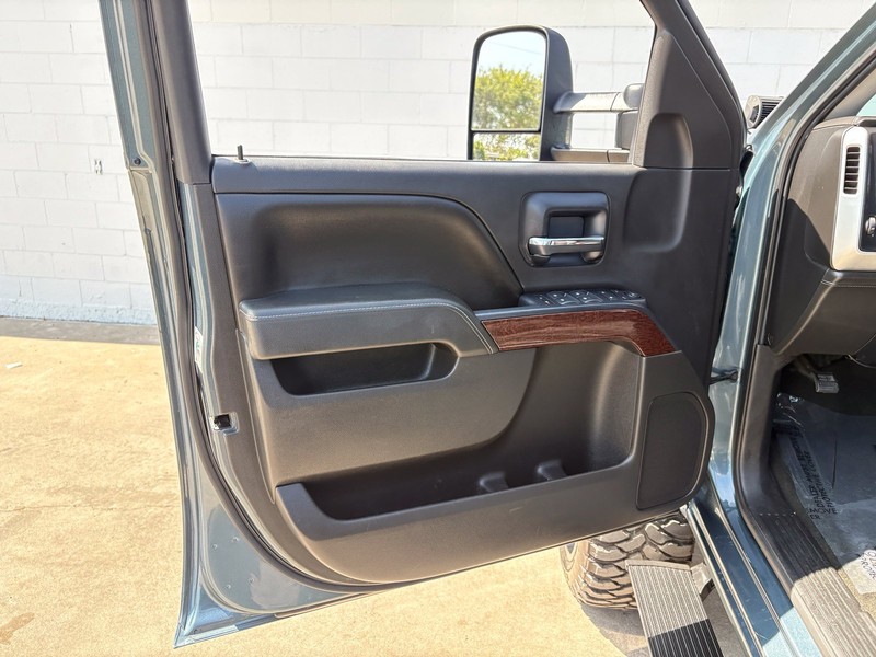 GMC Sierra 2500HD Vehicle Full-screen Gallery Image 16