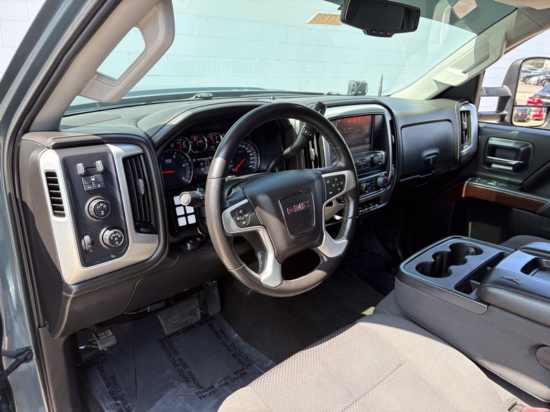 GMC Sierra 2500HD Vehicle Full-screen Gallery Image 17