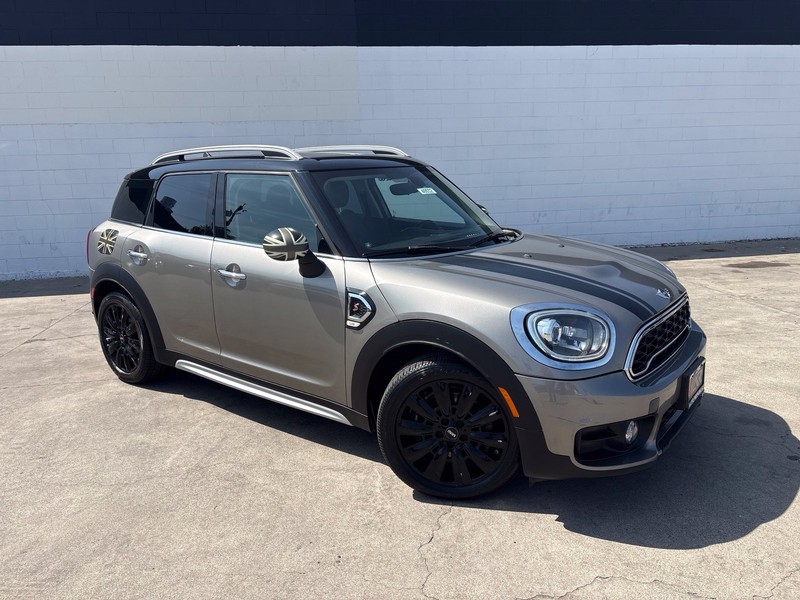 MINI Cooper S Countryman Vehicle Full-screen Gallery Image 01