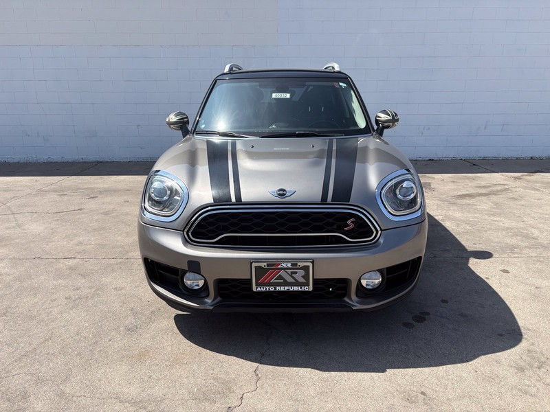 MINI Cooper S Countryman Vehicle Full-screen Gallery Image 02