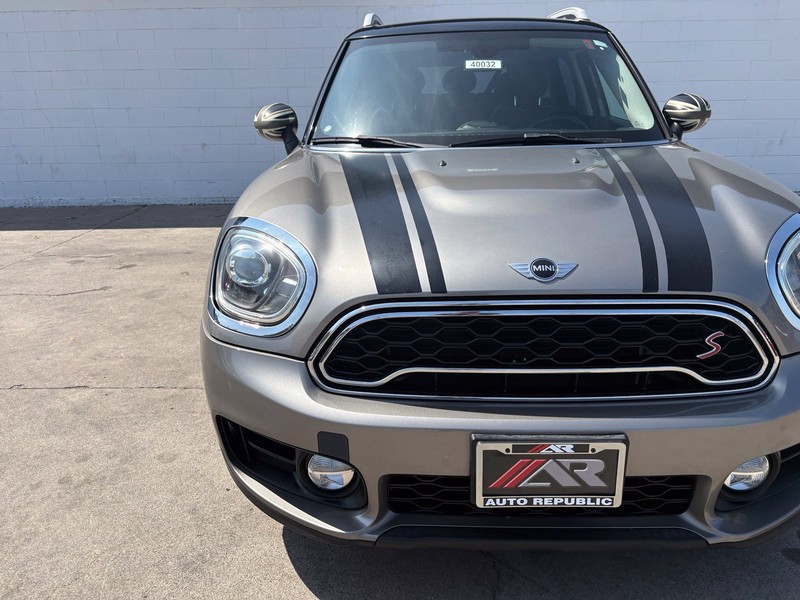 MINI Cooper S Countryman Vehicle Full-screen Gallery Image 03