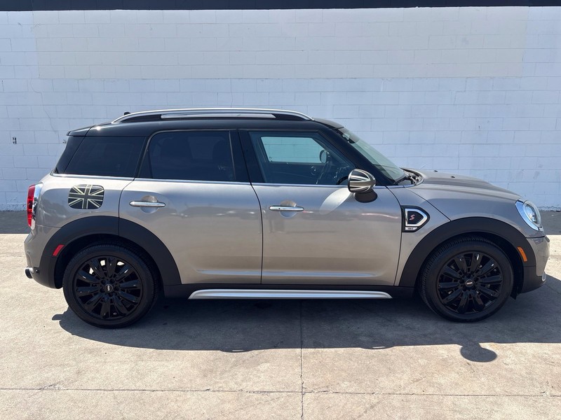 MINI Cooper S Countryman Vehicle Full-screen Gallery Image 04