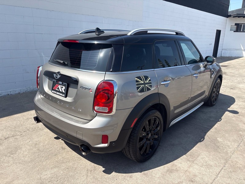 MINI Cooper S Countryman Vehicle Full-screen Gallery Image 05