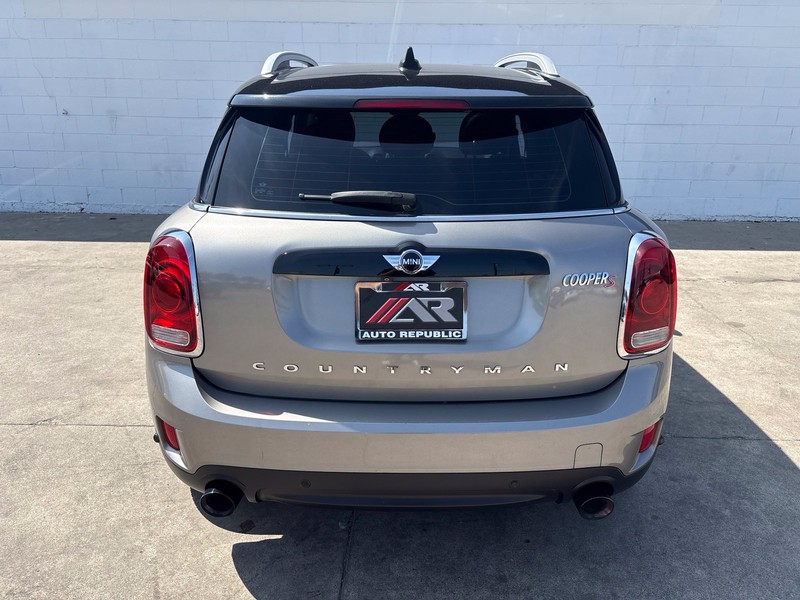 MINI Cooper S Countryman Vehicle Full-screen Gallery Image 06