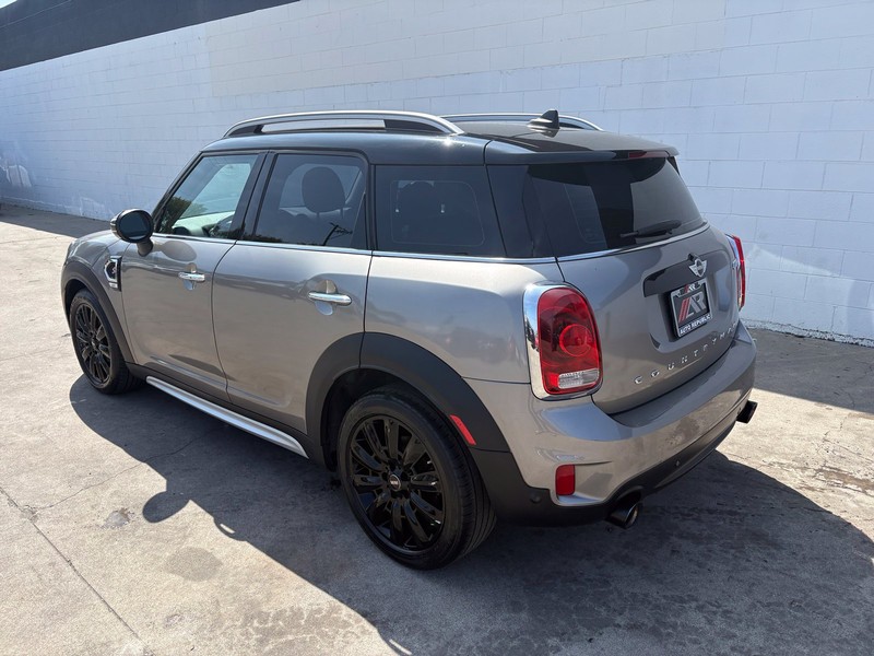 MINI Cooper S Countryman Vehicle Full-screen Gallery Image 09