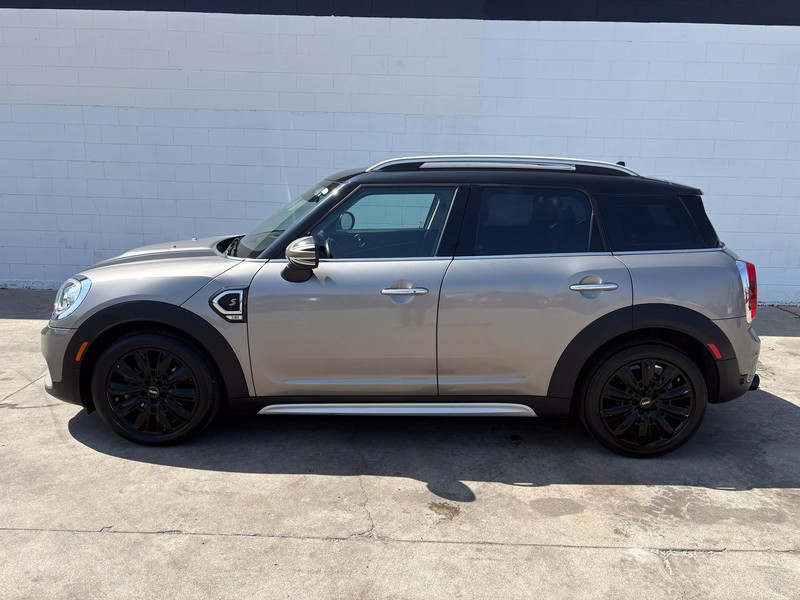 MINI Cooper S Countryman Vehicle Full-screen Gallery Image 10