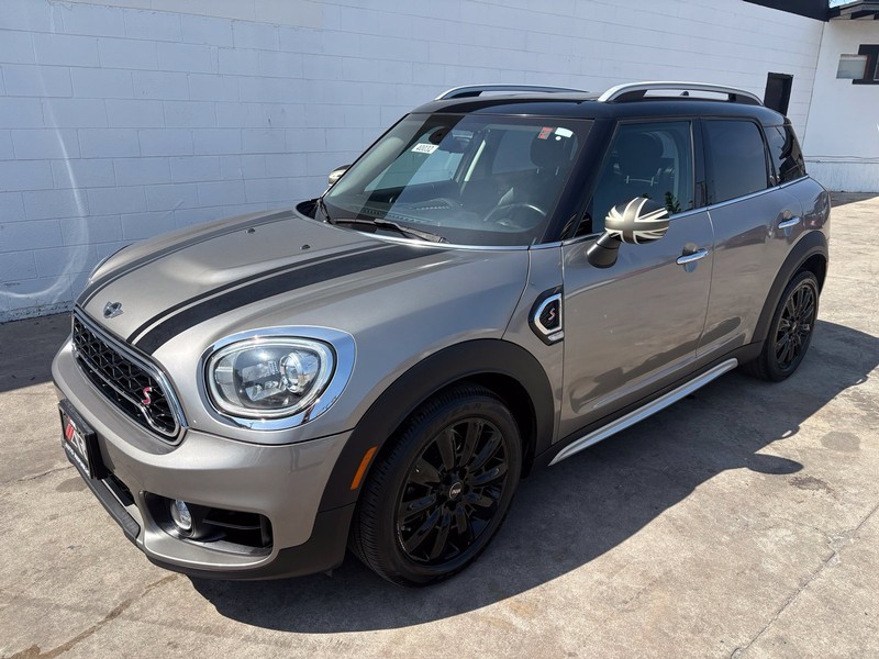 MINI Cooper S Countryman Vehicle Full-screen Gallery Image 11