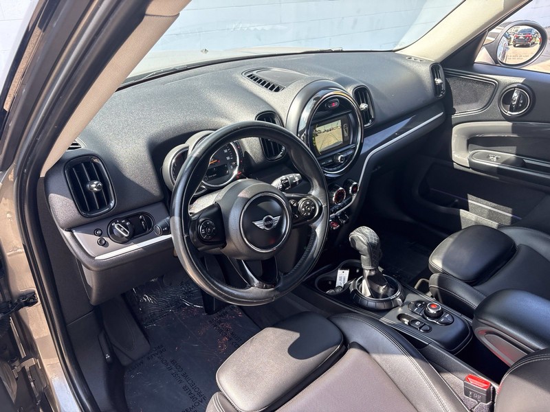 MINI Cooper S Countryman Vehicle Full-screen Gallery Image 15