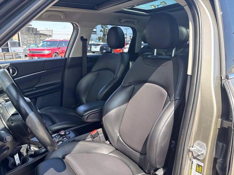 MINI Cooper S Countryman Vehicle Full-screen Gallery Image 16