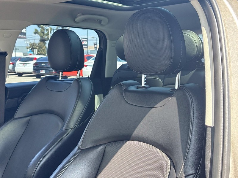 MINI Cooper S Countryman Vehicle Full-screen Gallery Image 17