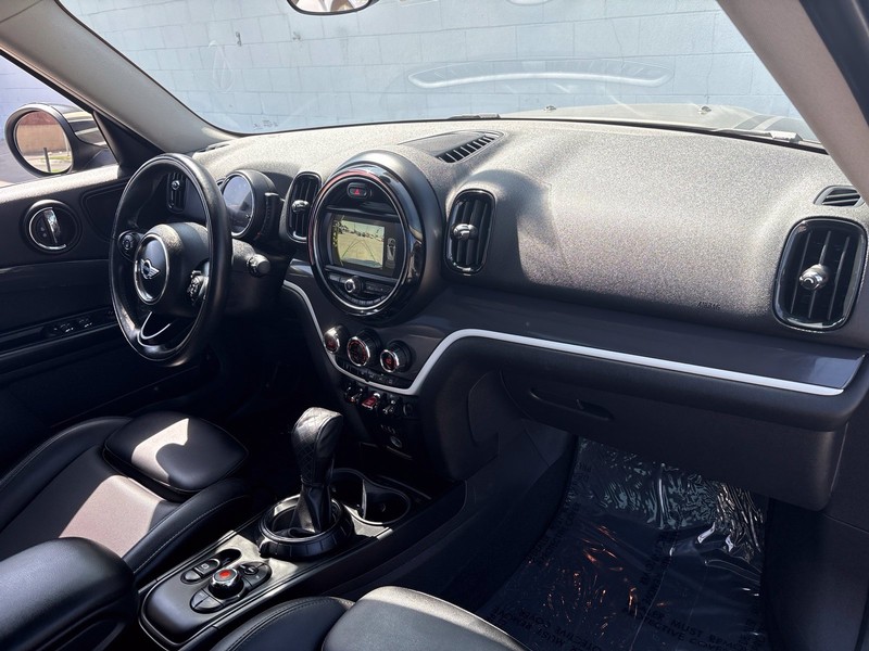 MINI Cooper S Countryman Vehicle Full-screen Gallery Image 18