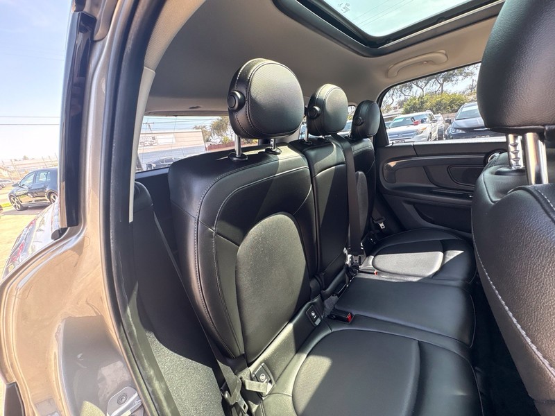 MINI Cooper S Countryman Vehicle Full-screen Gallery Image 20