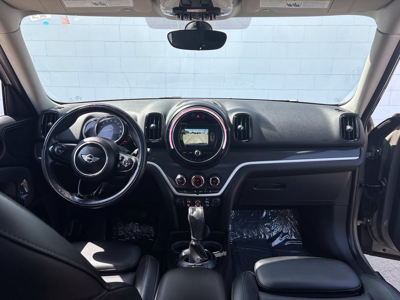 MINI Cooper S Countryman Vehicle Full-screen Gallery Image 21