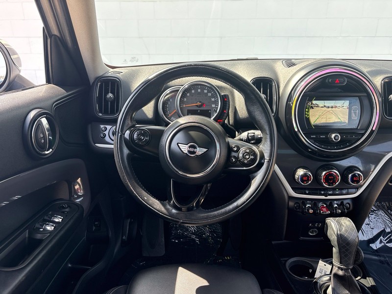 MINI Cooper S Countryman Vehicle Full-screen Gallery Image 23