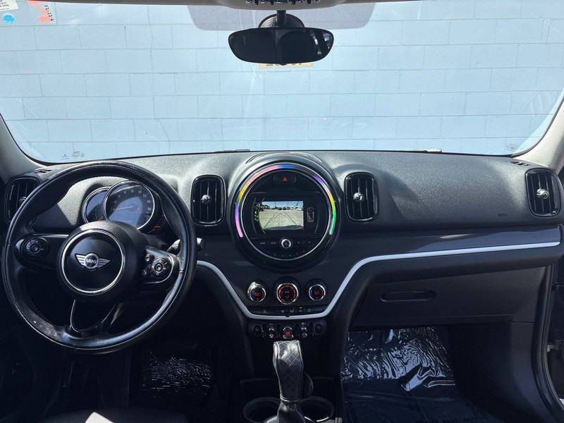 MINI Cooper S Countryman Vehicle Full-screen Gallery Image 26