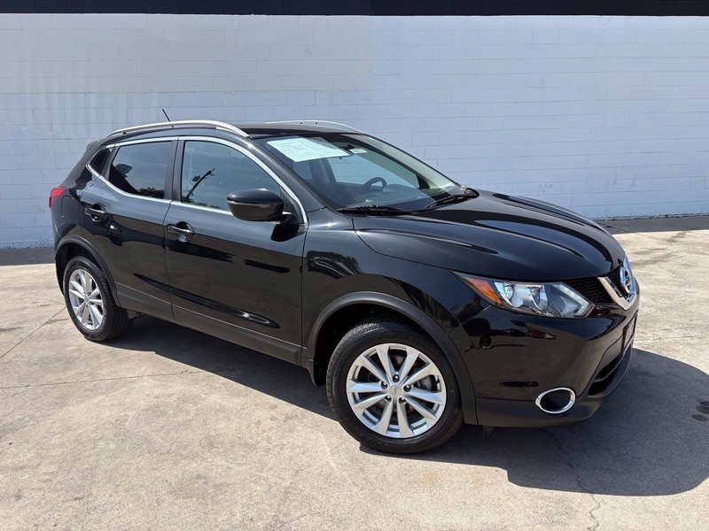 Nissan Rogue Sport Vehicle Full-screen Gallery Image 01
