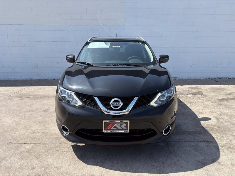 Nissan Rogue Sport Vehicle Full-screen Gallery Image 02