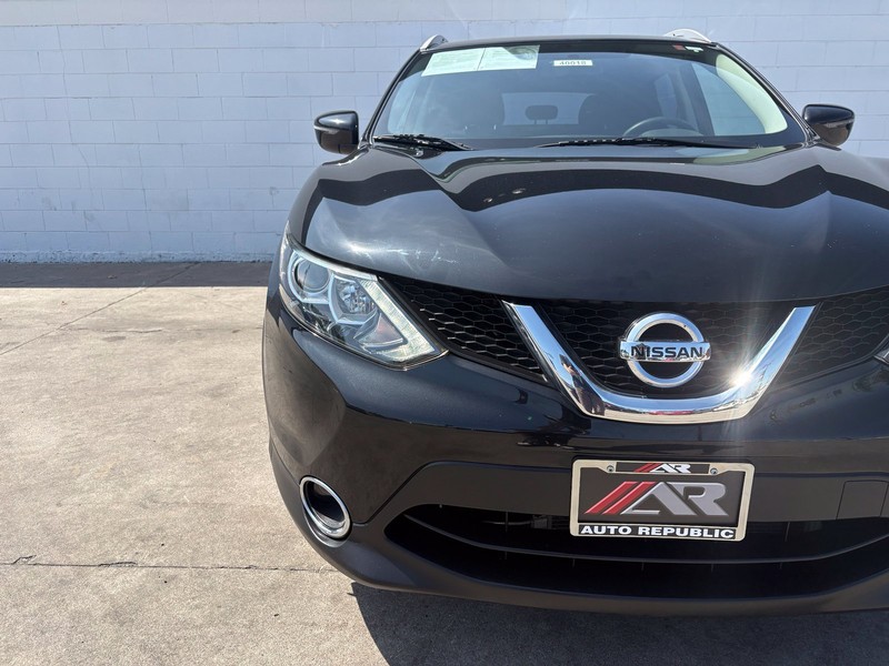 Nissan Rogue Sport Vehicle Full-screen Gallery Image 03