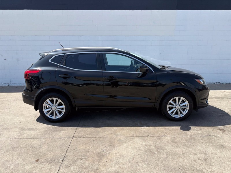 Nissan Rogue Sport Vehicle Full-screen Gallery Image 04