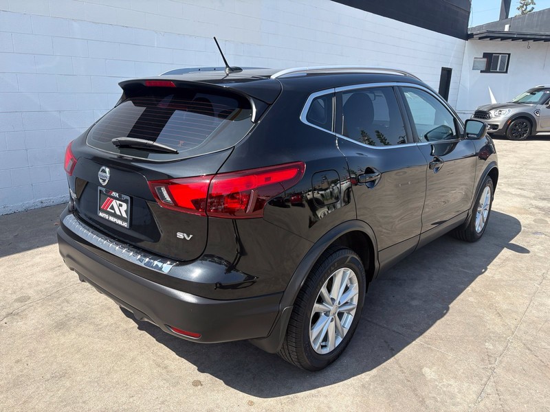 Nissan Rogue Sport Vehicle Full-screen Gallery Image 05