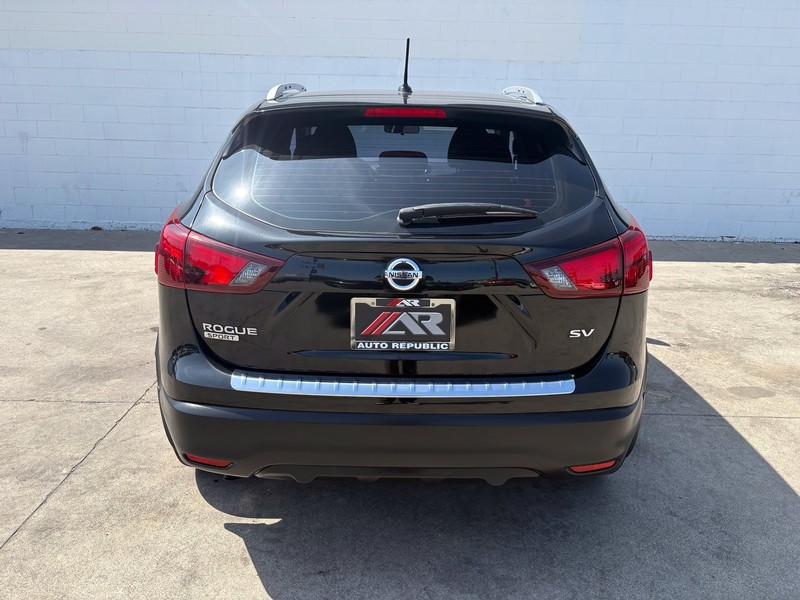 Nissan Rogue Sport Vehicle Full-screen Gallery Image 06