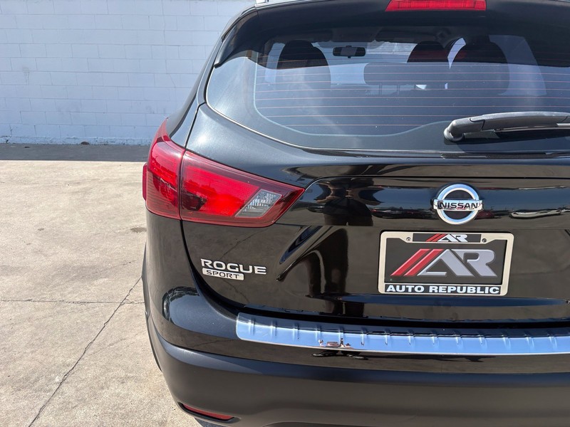 Nissan Rogue Sport Vehicle Full-screen Gallery Image 07
