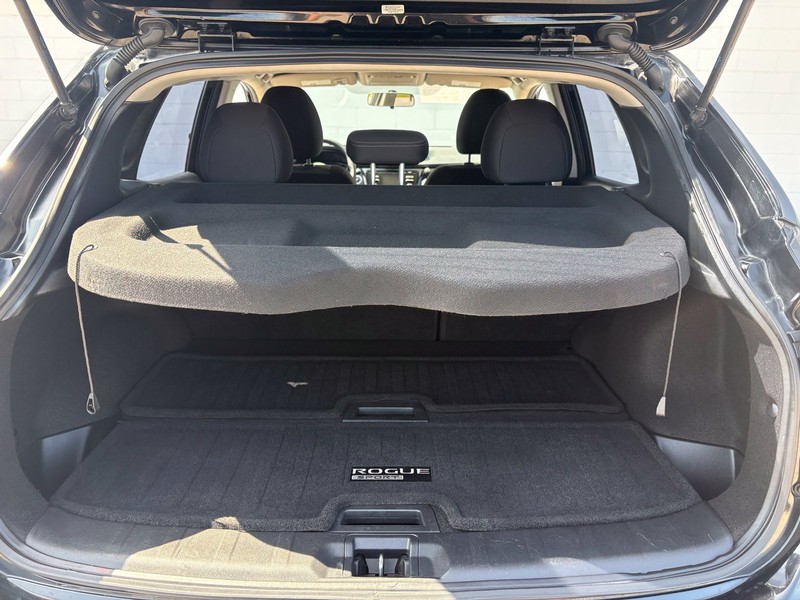 Nissan Rogue Sport Vehicle Full-screen Gallery Image 08