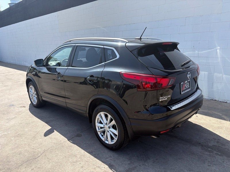 Nissan Rogue Sport Vehicle Full-screen Gallery Image 09