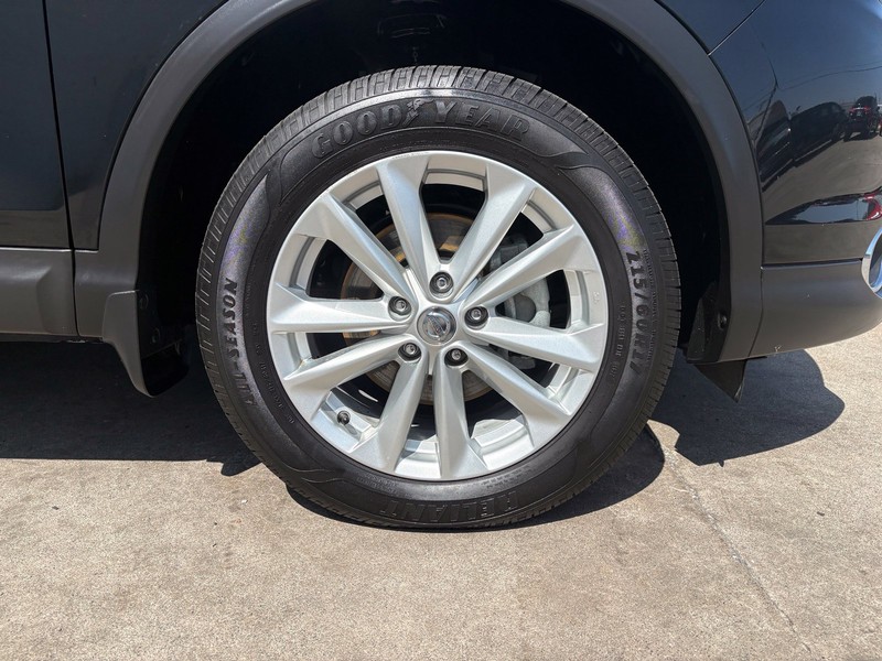 Nissan Rogue Sport Vehicle Full-screen Gallery Image 13