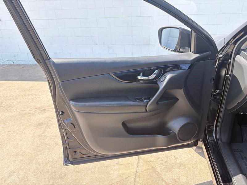 Nissan Rogue Sport Vehicle Full-screen Gallery Image 14
