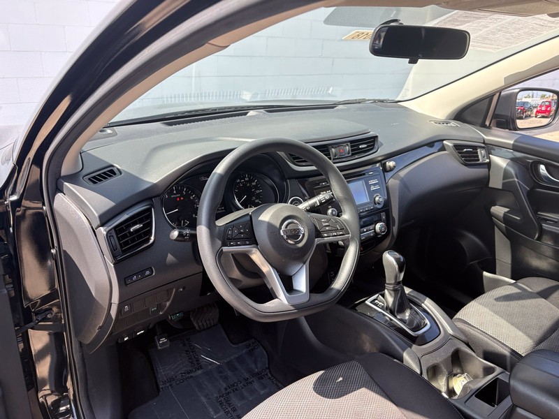 Nissan Rogue Sport Vehicle Full-screen Gallery Image 15