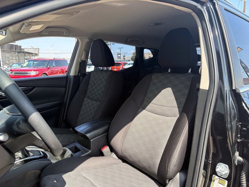 Nissan Rogue Sport Vehicle Full-screen Gallery Image 16