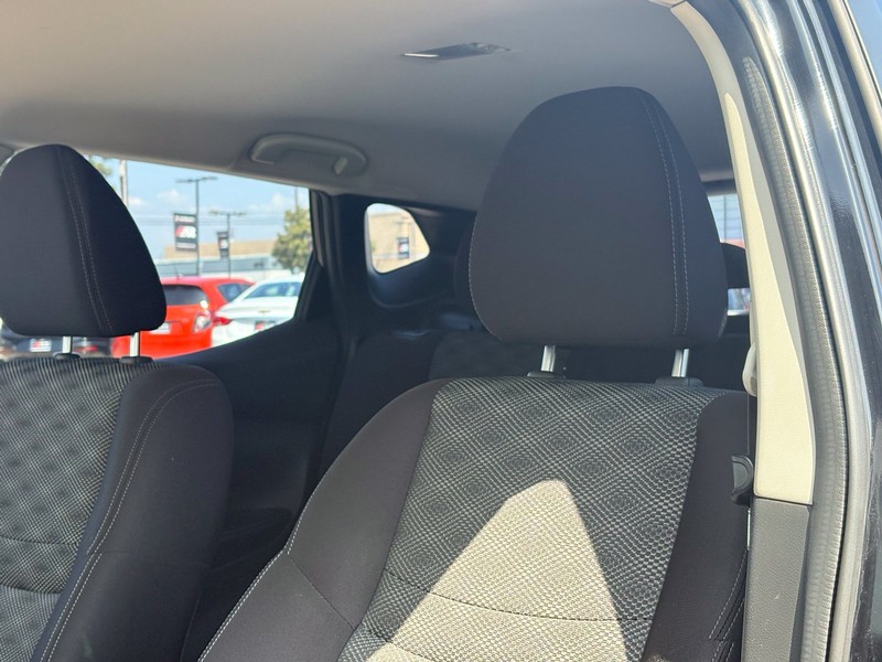 Nissan Rogue Sport Vehicle Full-screen Gallery Image 17
